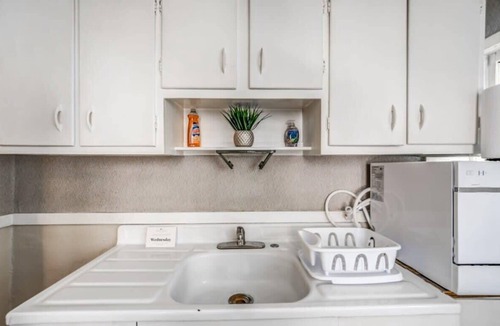 Vollintine-Evergreen Apartment | Near Shopping & Dining- Magic in Midtown- Unit B
