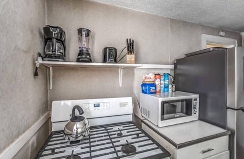 Vollintine-Evergreen Apartment | Near Shopping & Dining- Magic in Midtown- Unit B