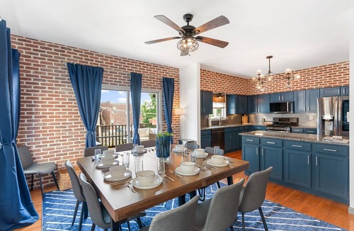 The Gate House | Near SLU/Downtown-Hot Tub + Games + Secure Parking