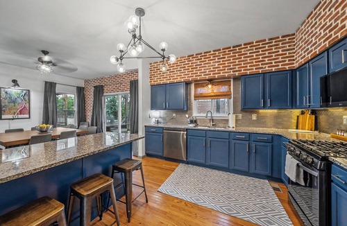 The Gate House | Near SLU/Downtown-Hot Tub + Games + Secure Parking