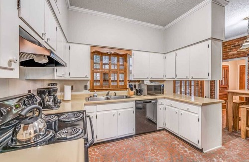 Whitehaven House | Near the Airport and Graceland! Holmesdale Hideout