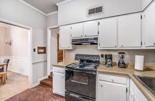 Whitehaven House | Near the Airport and Graceland! Holmesdale Hideout