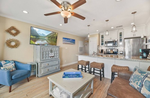 Galveston Condo | NEW Heated Pool & Hot Tub! Updated Condo w W/D
