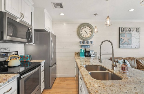 Galveston Condo | NEW Heated Pool & Hot Tub! Updated Condo w W/D