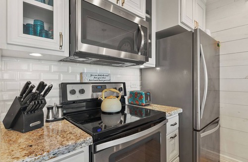 Galveston Condo | NEW Heated Pool & Hot Tub! Updated Condo w W/D