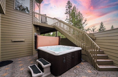 Deer Park House | New! ~ Hot Tub ~ Deck ~ 12 SHARC Passes ~ 8 Bikes