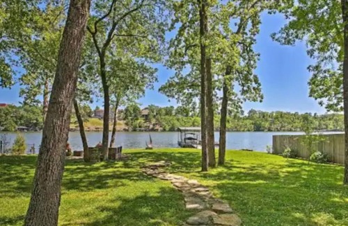 Piney House | NEW! Lovely Waterfront Retreat on Lake Hamilton