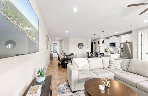 Village of Four Seasons Condo | NEW LUX Lakefront Condo w/Pool, SPA, BBQ, GYM