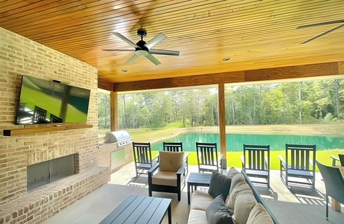Fluker Cabin | New LUXURY 6 bed/6.5 Lodge, Spacious, Secluded, Steps away from fine dining!