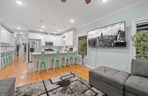 The Heights House | *NEW | Skyline Haven: Luxury | 15 mins to NYC