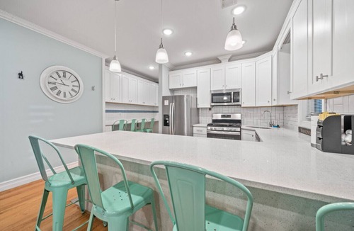 The Heights House | *NEW | Skyline Haven: Luxury | 15 mins to NYC
