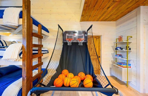 Pickens Cabin | New-Sleeps 30-Pool-Pond-Kayaks-Golf-Spa-BBall-Poker-Ping Pong-Skeeball-ATVs