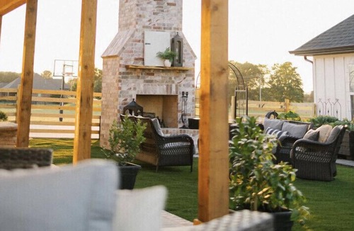 Farmington House | New spacious guest house with pool, 6.9 miles from University of Arkansas!