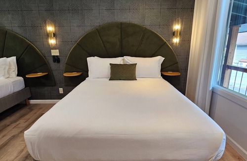 Hendersonville Hotel | Newly-renovated Double Queen Hotel Room