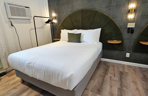 Hendersonville Hotel | Newly-renovated Double Queen Hotel Room