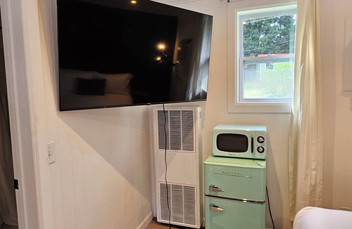 Hendersonville Hotel | Newly-renovated Double Queen Hotel Room