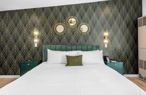Hendersonville Hotel | Newly Renovated | Luxury Retreat