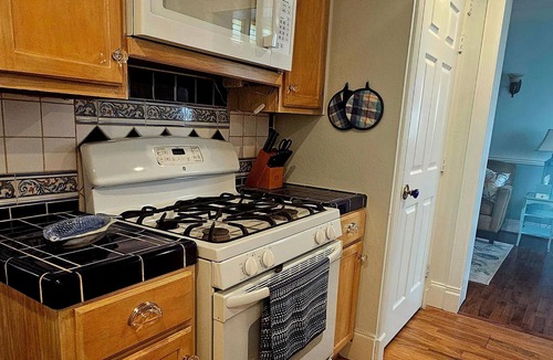 San Jacinto Cottage | Notable Galveston Cottage/Steps to Seawall Beaches, Sunrises & Local Fun