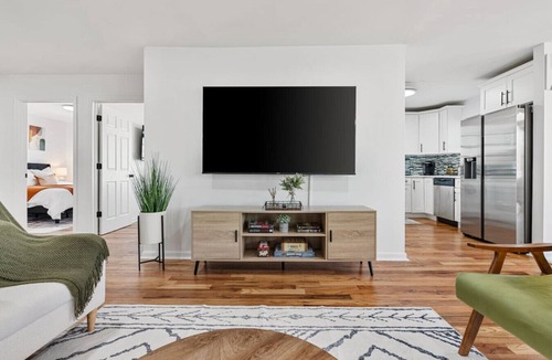 Constable Hook Apartment | NYC 20min | Sleeps 10 | Free Parking | Patio