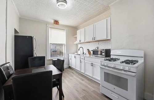 Union City Apartment | NYC Skyline Views - 3BR for 8 - Walk to Transit - Low Price