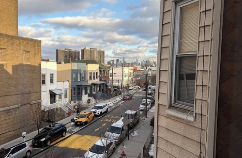 Union City Apartment | NYC Skyline Views - 3BR for 8 - Walk to Transit - Low Price