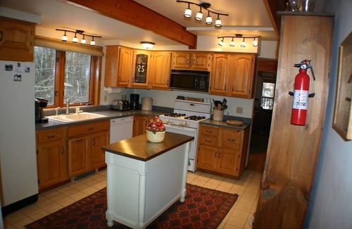 Ludlow House | OKEMO VACATION HOUSE, HOT TUB, CENTRAL AIR 6 Bdrm (2 K, 3 Q, 1 bunk), sleeps 14