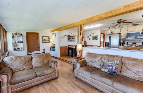 Houston House | Open View Lakehouse- Lake front house with fishing dock (NO SWIMMING)