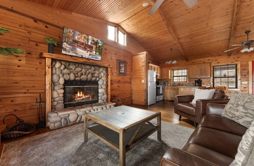 Branson Cabin | Ozark Romance - Log Cabin w/Hot Tub & Jacuzzi