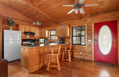 Branson Cabin | Ozark Romance - Log Cabin w/Hot Tub & Jacuzzi