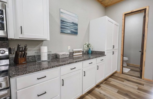 Mc Caskill Cabin | Peace by the River - Spacious 5-bedroom cabin on Little Missouri River!