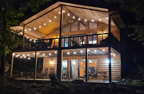 Edgemont House | Peaceful, Quiet Lakefront Home