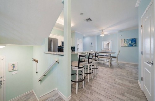 Corpus Christi Condo | Pet Friendly - 3 BR 3.5 BA Pool Garage 2 Balconies 2 blocks to Beach!