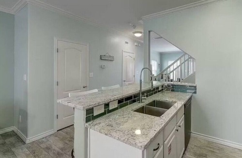 Corpus Christi Condo | Pet Friendly - 3 BR 3.5 BA Pool Garage 2 Balconies 2 blocks to Beach!