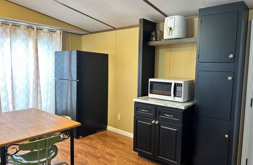 Daisy House | Pleasant 2-bedroom mobile home with AC /heat in Friedheim 2 Queen beds 1 Bath.
