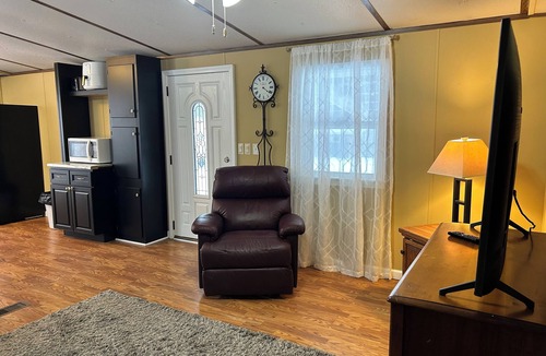 Daisy House | Pleasant 2-bedroom mobile home with AC /heat in Friedheim 2 Queen beds 1 Bath.