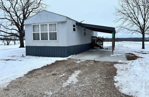Daisy House | Pleasant 2-bedroom mobile home with AC /heat in Friedheim 2 Queen beds 1 Bath.