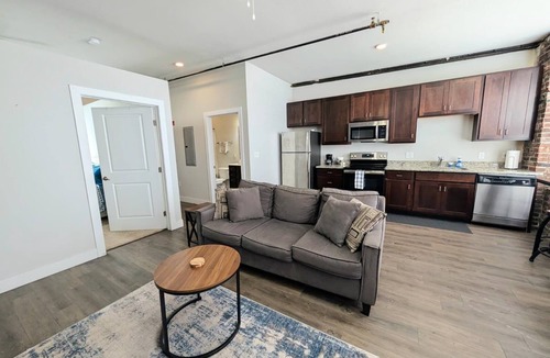 Central West End Apartment | Popular Queen Suite w/Parking – SLU 201