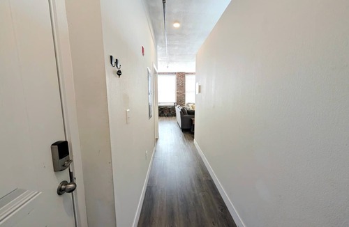 Central West End Apartment | Popular Queen Suite w/Parking – SLU 201