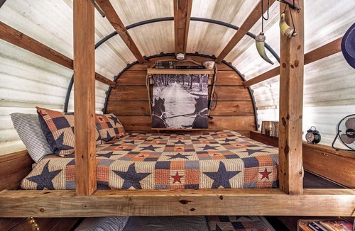 Hot Springs Cabin | Prairie Palace Covered Wagon at Fox Pass Cabins