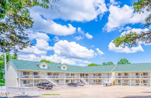 Eureka Springs Apartment | Premium King Room with Jetted Tub