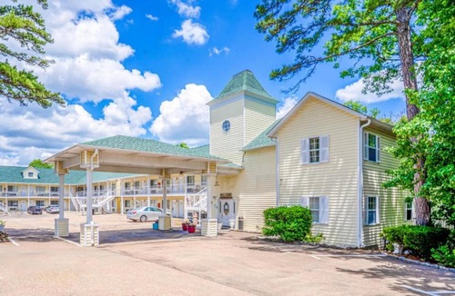 Eureka Springs Apartment | Premium King Room with Jetted Tub