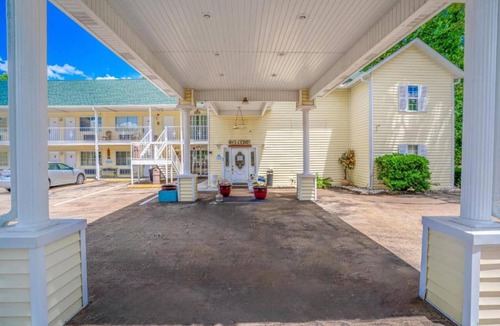 Eureka Springs Apartment | Premium King Room with Jetted Tub
