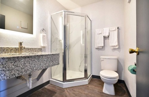 Shreveport Apartment | Premium Queen Bed Smoking