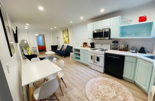 McGinley Square Apartment | Prime World Cup Lodging! 2-bedroom garden apartment in Town house in Jersey City