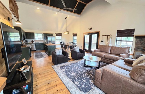 Mountainburg Cabin | Private Cabin Near Fayetteville - Hot Tub, Fire Pit & Views