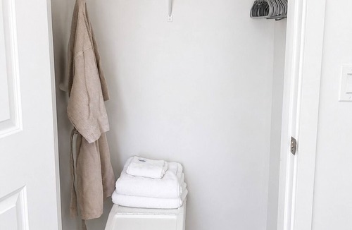 Union City Bed & Breakfast | Private Room Near MetLife Stadium & NYC + Parking + FIFA World Cup