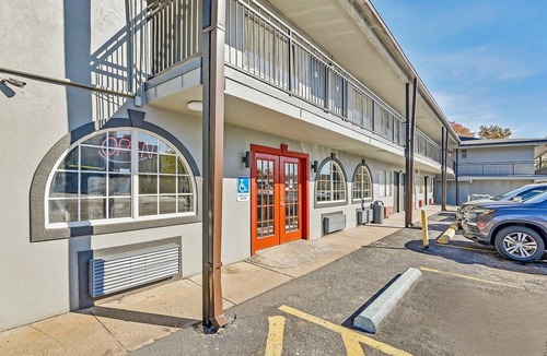 Shreveport Apartment | Queen Bed Smoking Walkin