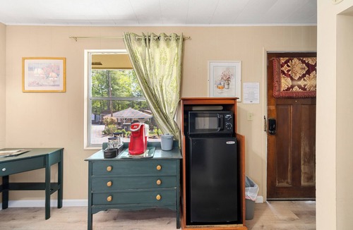 Hendersonville Hotel | Queen Hotel Rm 5 mins to Downtown Hendo/Flat Rock