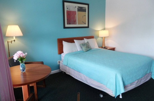 Lake George Hotel | QUEEN ROOM IN LAKE GEORGE-2