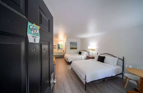 Eureka Springs Historic District Hotel | Queen Suite #8 at Glory Dayz!